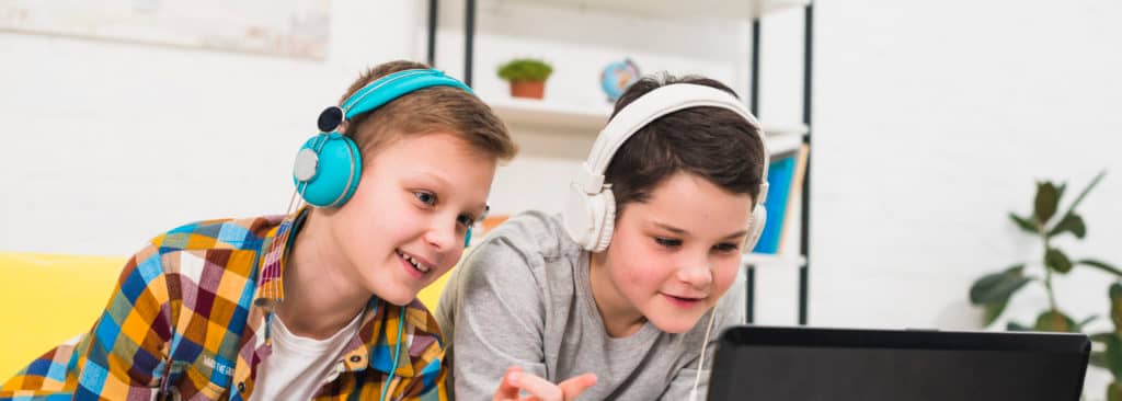 Jungen gamen am Laptop, ab wann spricht man von Computerspielsucht